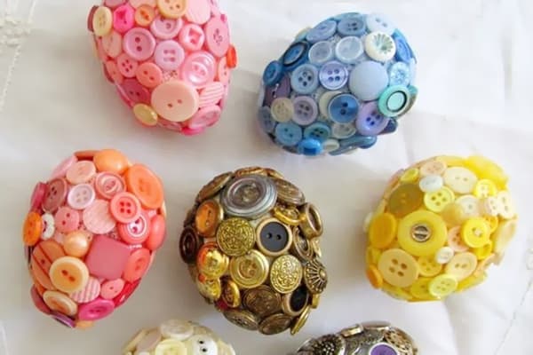 Huevos decorados con botones