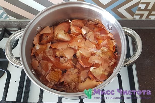 Onion peel in a pan