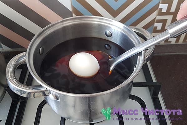Tremper les œufs dans un bouillon d'oignon