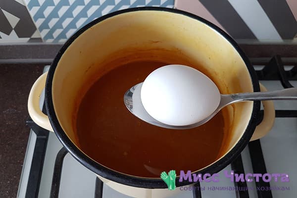 Mojar los huevos en caldo de cúrcuma