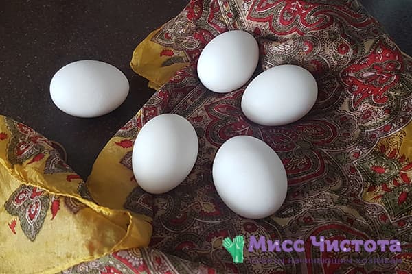 Boiled eggs on pieces of silk
