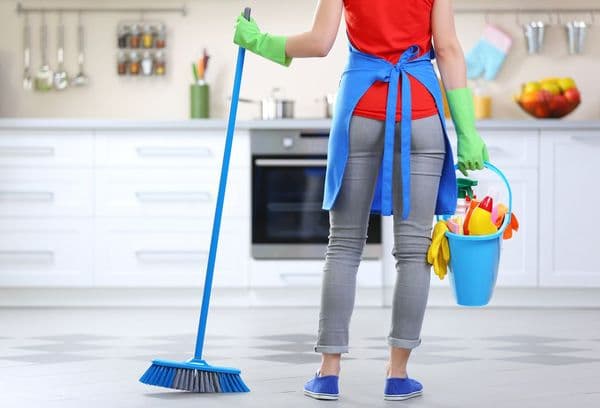 หญิงสาวกำลังทำความสะอาด