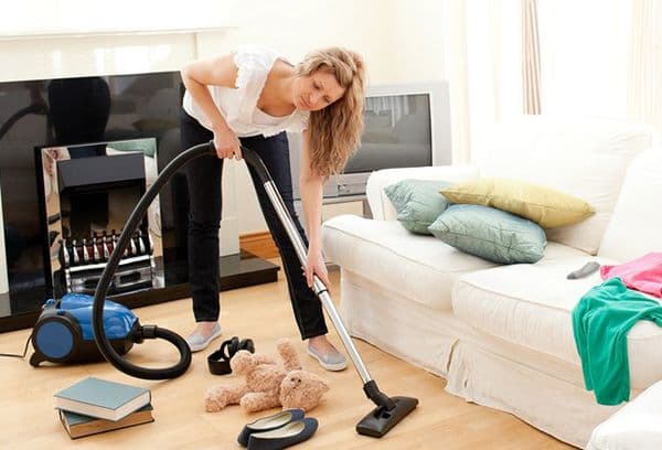 Fata curăță apartamentul
