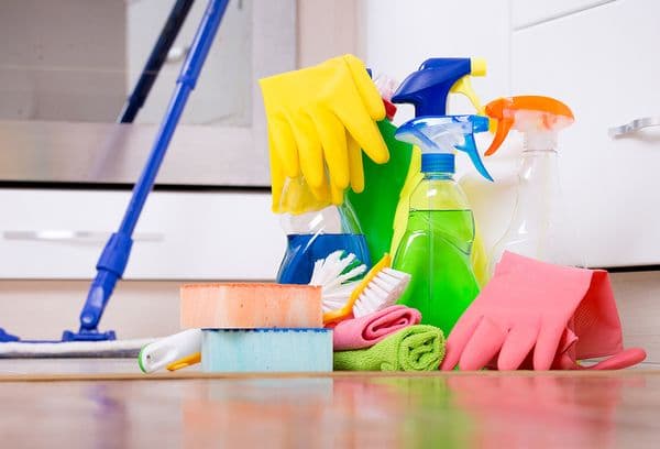 Mittel und Geräte zur Reinigung der Wohnung
