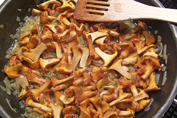 Fritar cogumelos com cebolas