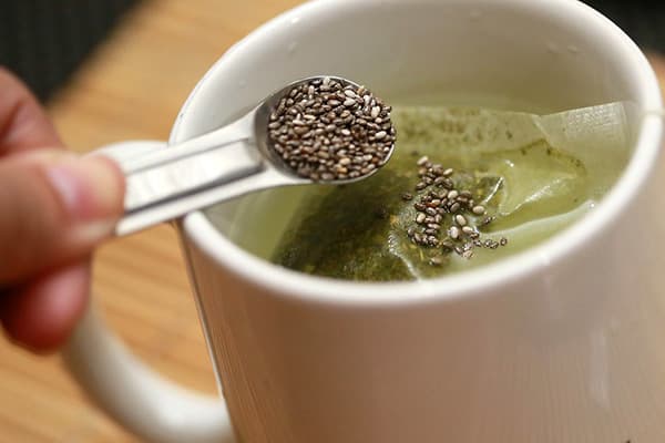 Agregar semillas de chía al té