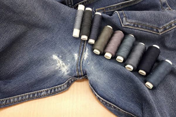 Tråd i färg jeans