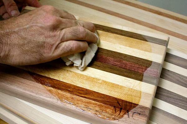 Oiling a wooden cutting board