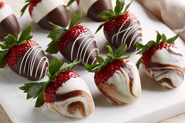 Φράουλες που καλύπτονται από σοκολάτα