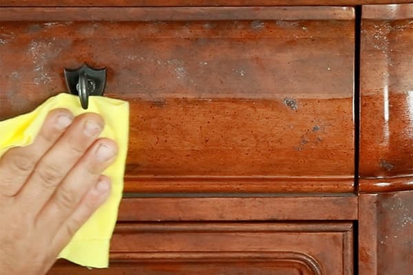 Nettoyer les meubles polis des taches