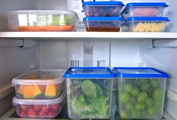 comida en contenedores en el refrigerador