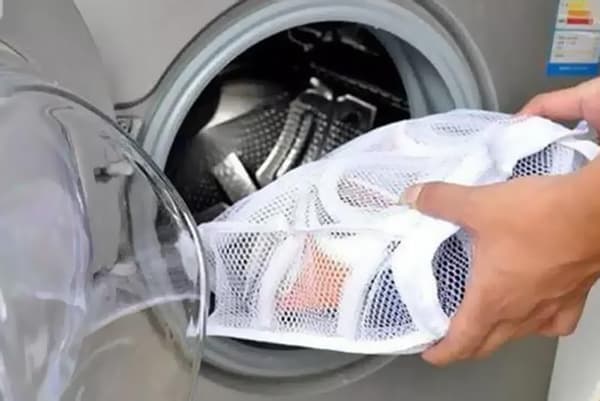 Lavar sapatilhas em uma máquina de lavar