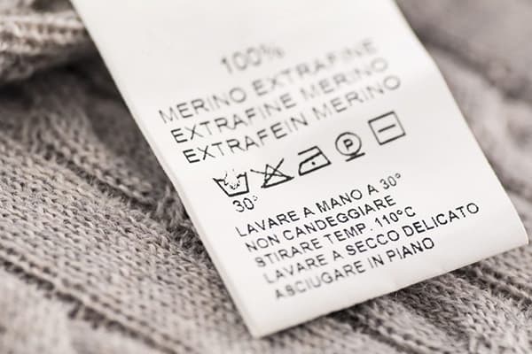 Etichetta su un maglione lavorato a maglia