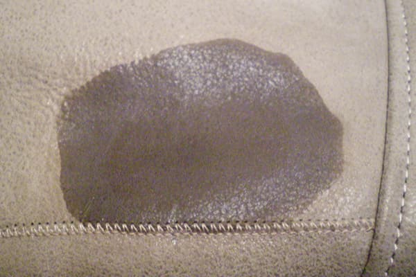 Mancha de silicone na poltrona de couro ecológico