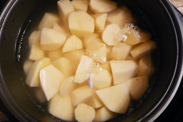 Bløtlegging av poteter i en multikokeskål