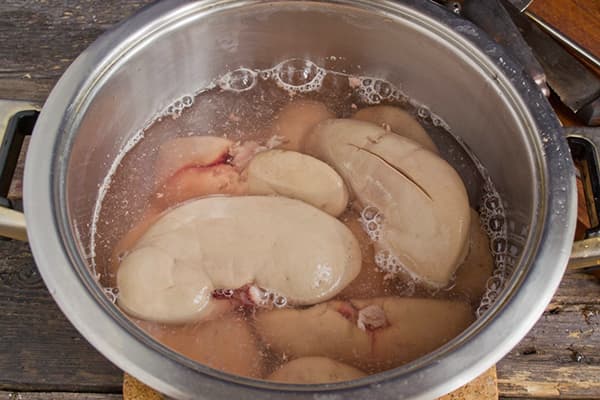 Svinekjerner i en panne med vann