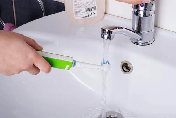 Rửa bàn chải đánh răng điện