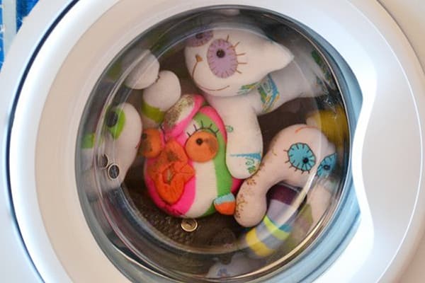Wassen van zacht speelgoed van elastaan