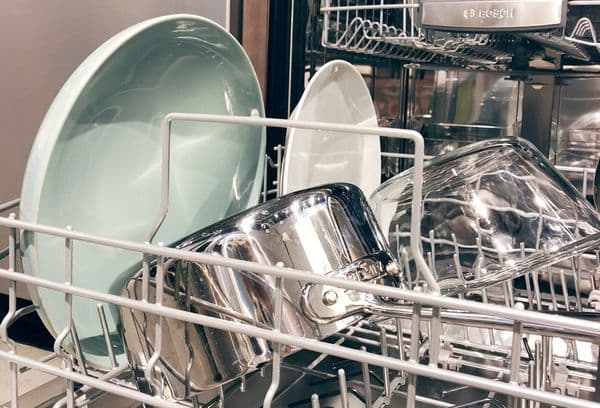 Посуде у машини за прање судова