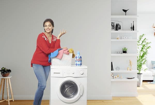 Mulher na máquina de lavar