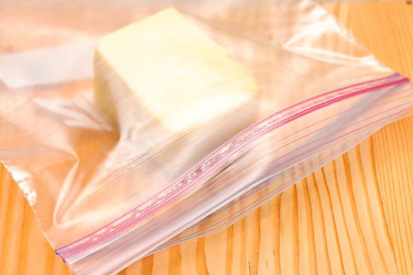 Een stuk Parmezaanse kaas in een zak met rits
