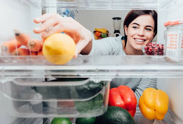 Meitene liek ledusskapī citronu