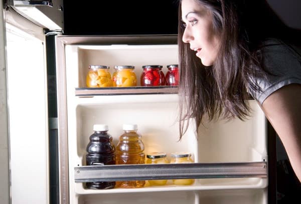 Meitene atvēra ledusskapi