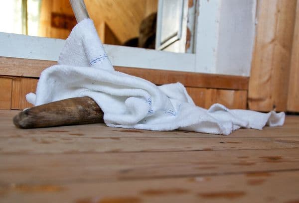 utieranie podlahy uterákom