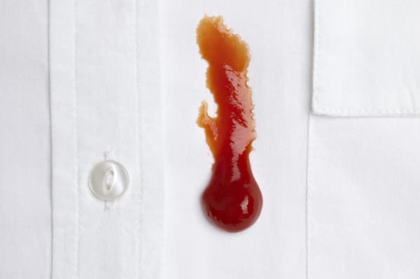 Ketchupvlek op een wit shirt