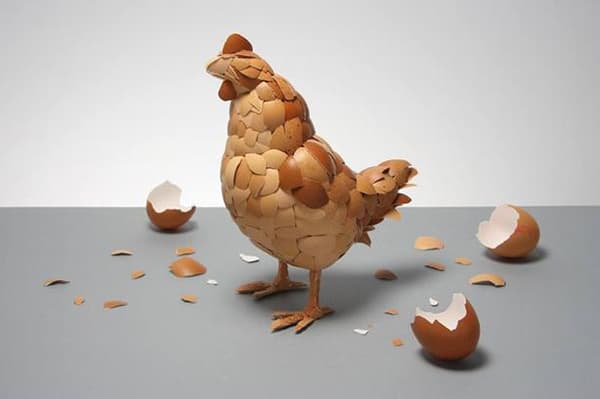 Eggshell chicken figurine