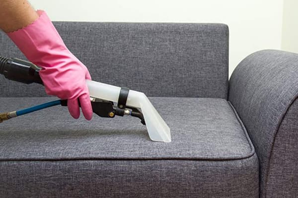 Nililinis ang sofa sa isang steam cleaner