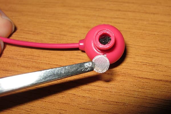 Removing the mesh from the vacuum earpiece