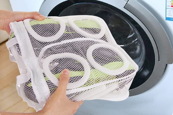Waschen von Sportschuhen in einer Waschmaschine