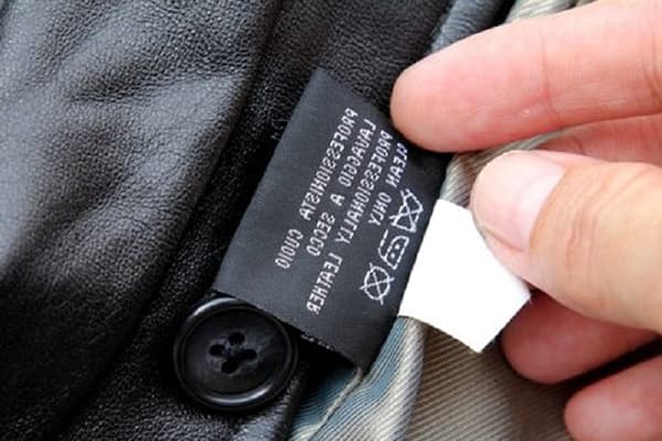 Label op een lederen jas