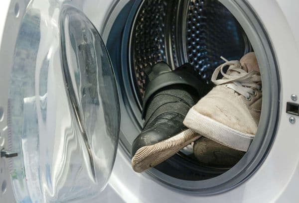 Netīrās kurpes rotaļlietas automašīnas bungā