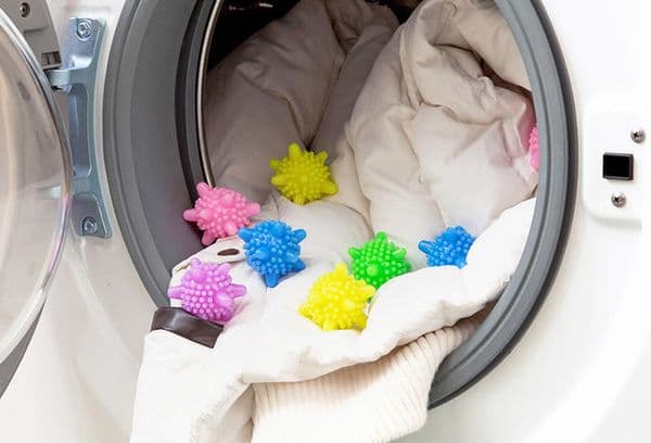 Färgade bollar för tvätt