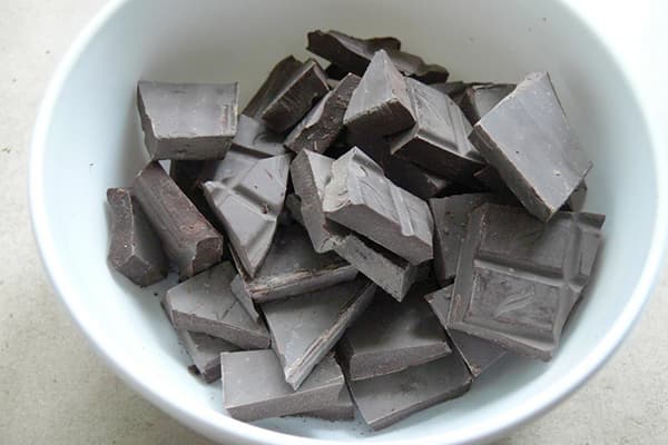 Ang tsokolate na may puting patong