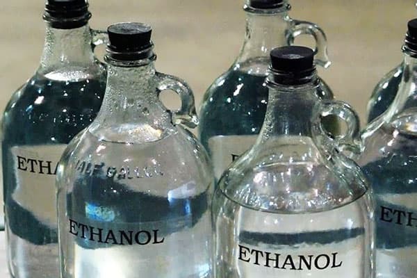 Glazen flessen met ethanol