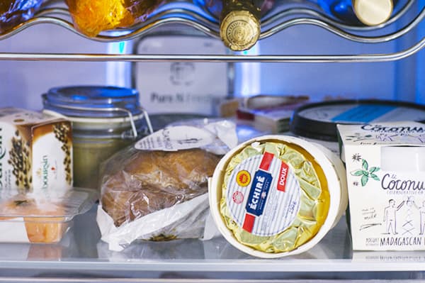 Leipä ja pehmeä juusto jääkaapissa