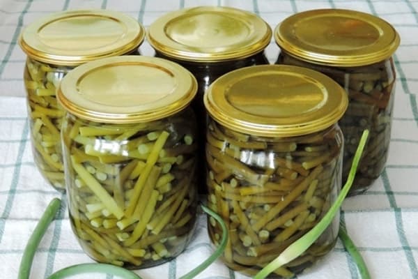 Canned arrows of garlic for the winter