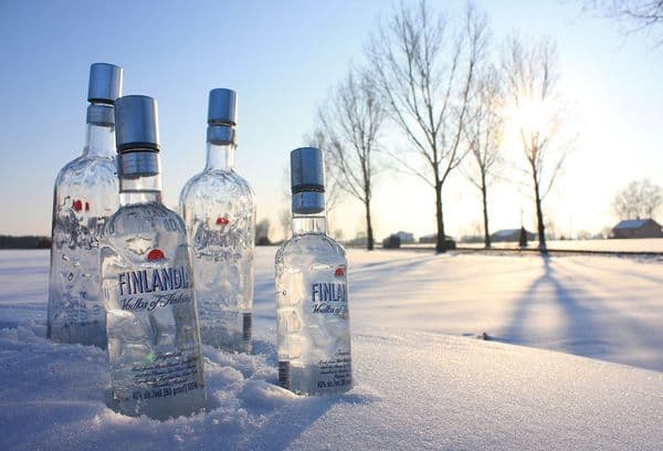 flasker vodka i snøen