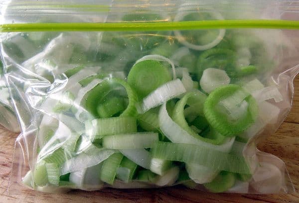 Cebollas verdes en una bolsa