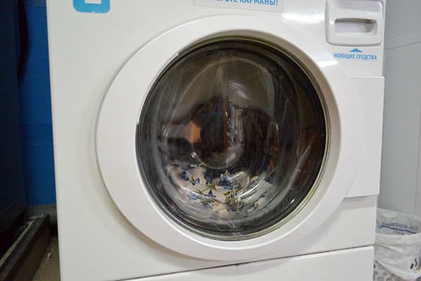 Vask gardiner i en vaskemaskin