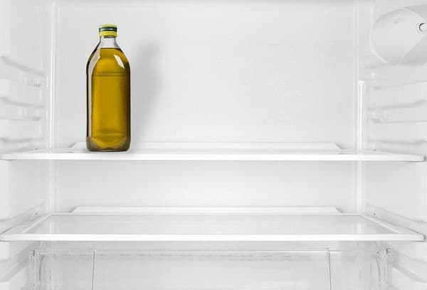 Botella de aceite en el refrigerador