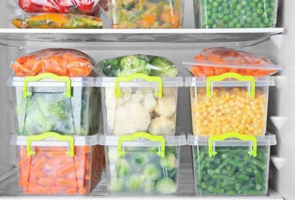 Zöldségek tartályokban a hűtőszekrényben