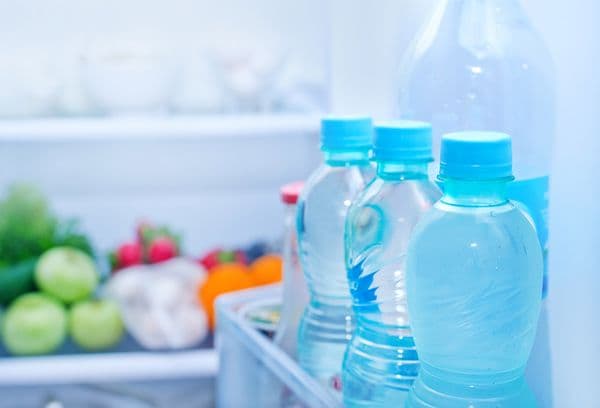 زجاجات المياه في الثلاجة