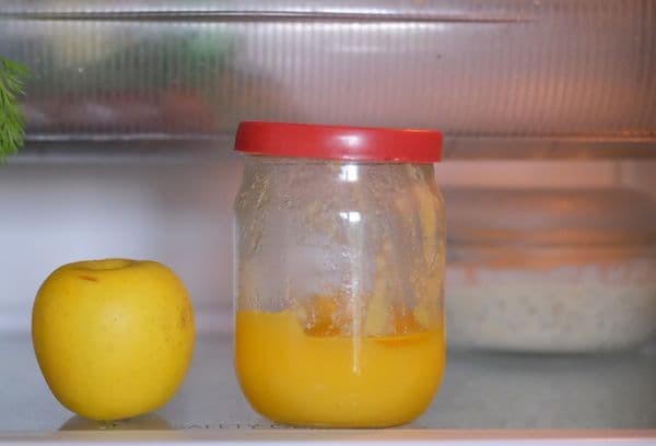 Pot de miel au réfrigérateur