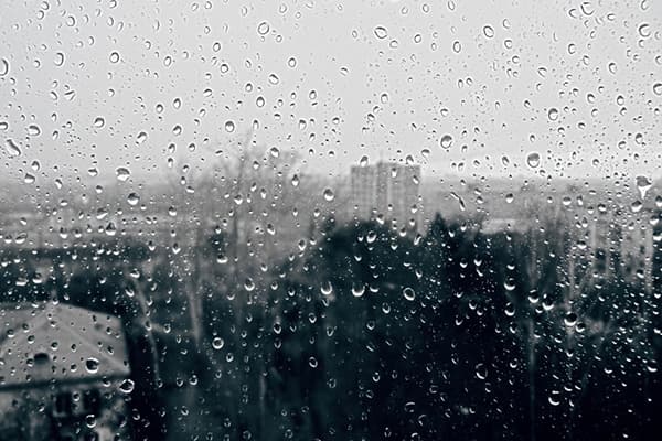 Regn utanför fönstret