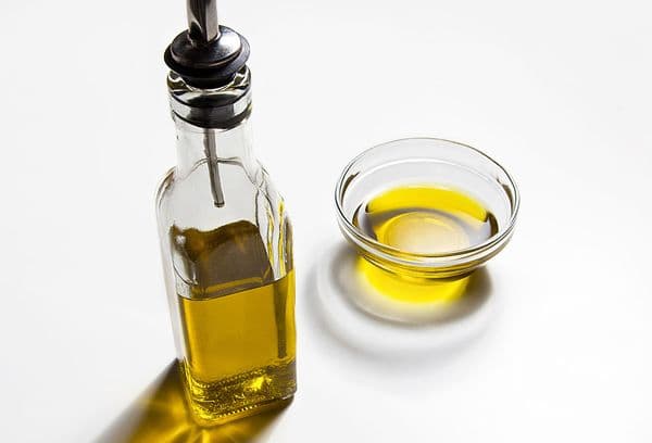 Öl in einer Glasflasche