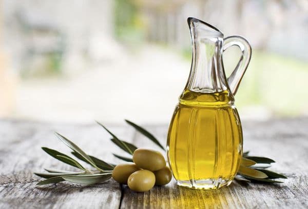 Olivenöl auf dem Tisch